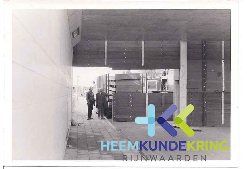 Lobith 04-11-1974 Plaatsen van de waterkerings schotten tunnel Transeedijk-Komstraat (1)